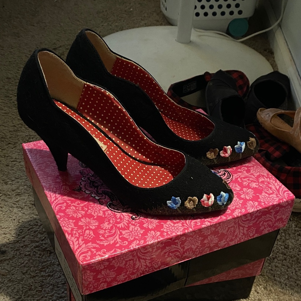 B.A.I.T Black Heels with Floral Embroidery